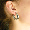 BEAUFORT, plaqué argent (or blanc) : Boucles d'oreilles créoles à l'aspect ample et abstrait – Élégance moderne réinventée.