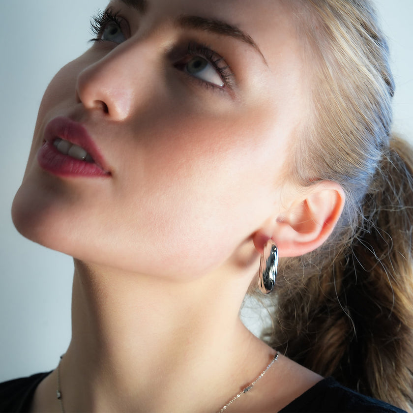 BEAUFORT, plaqué argent (or blanc) : Boucles d'oreilles créoles à l'aspect ample et abstrait – Élégance moderne réinventée.