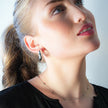 BEAUFORT, plaqué argent (or blanc) : Boucles d'oreilles créoles à l'aspect ample et abstrait – Élégance moderne réinventée.