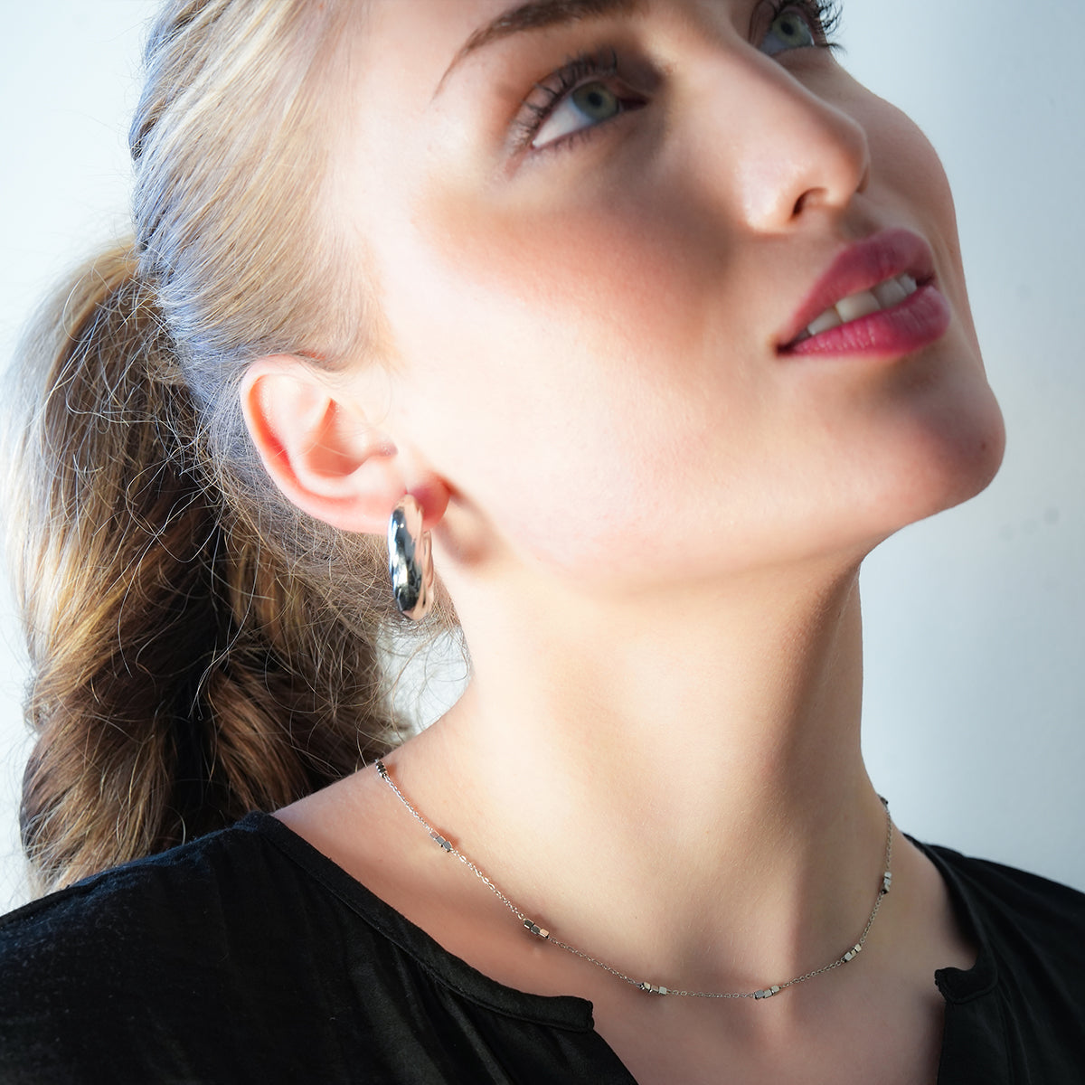 BEAUFORT, plaqué argent (or blanc) : Boucles d'oreilles créoles à l'aspect ample et abstrait – Élégance moderne réinventée.