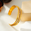 BELLINA Gold : Bracelet triple empilable avec texture, incrusté de zircons cubiques (CZ) au centre. Empilable pour plus de glamour.