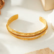 BELLINA Gold : Bracelet triple empilable avec texture, incrusté de zircons cubiques (CZ) au centre. Empilable pour plus de glamour.