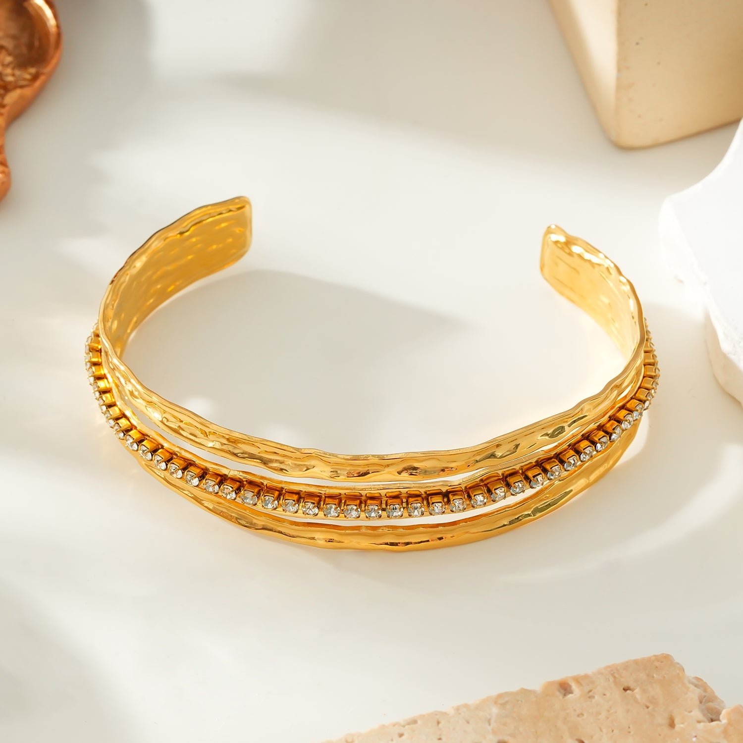 BELLINA Gold : Bracelet triple empilable avec texture, incrusté de zircons cubiques (CZ) au centre. Empilable pour plus de glamour.