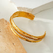 BELLINA Gold : Bracelet triple empilable avec texture, incrusté de zircons cubiques (CZ) au centre. Empilable pour plus de glamour.