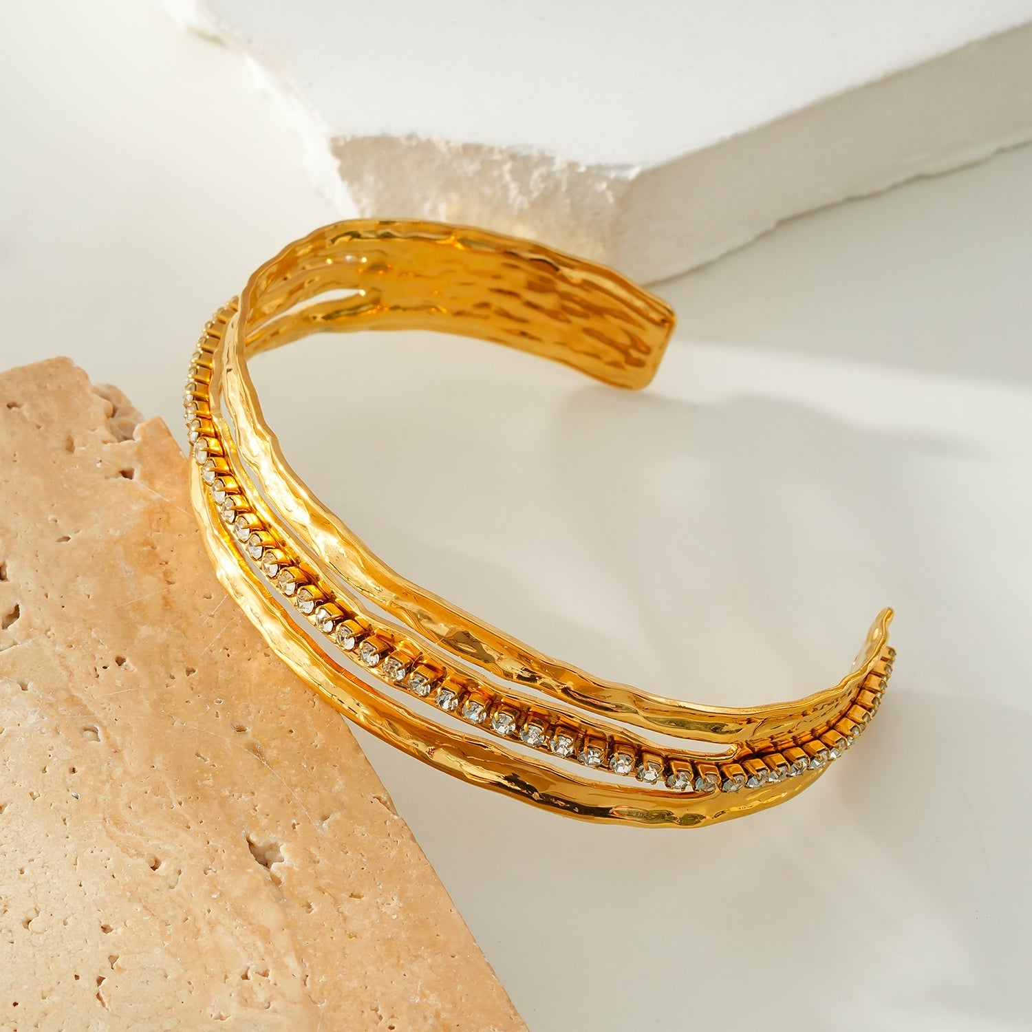 BELLINA Gold : Bracelet triple empilable avec texture, incrusté de zircons cubiques (CZ) au centre. Empilable pour plus de glamour.