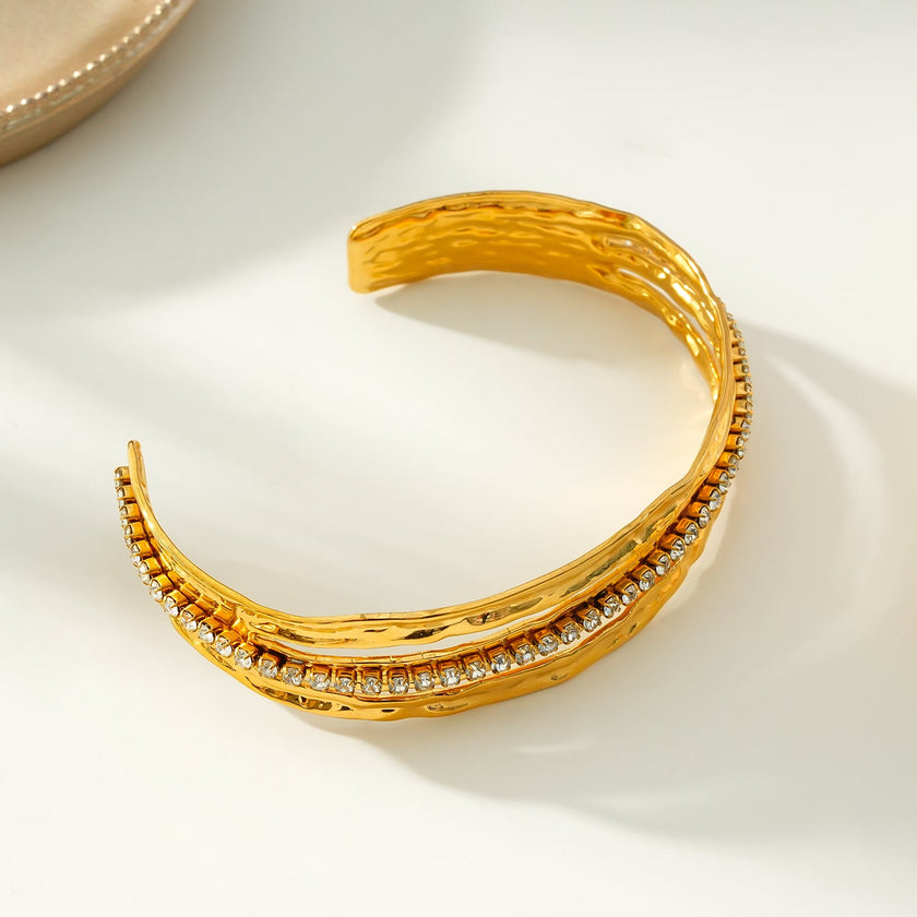 BELLINA Gold : Bracelet triple empilable avec texture, incrusté de zircons cubiques (CZ) au centre. Empilable pour plus de glamour.