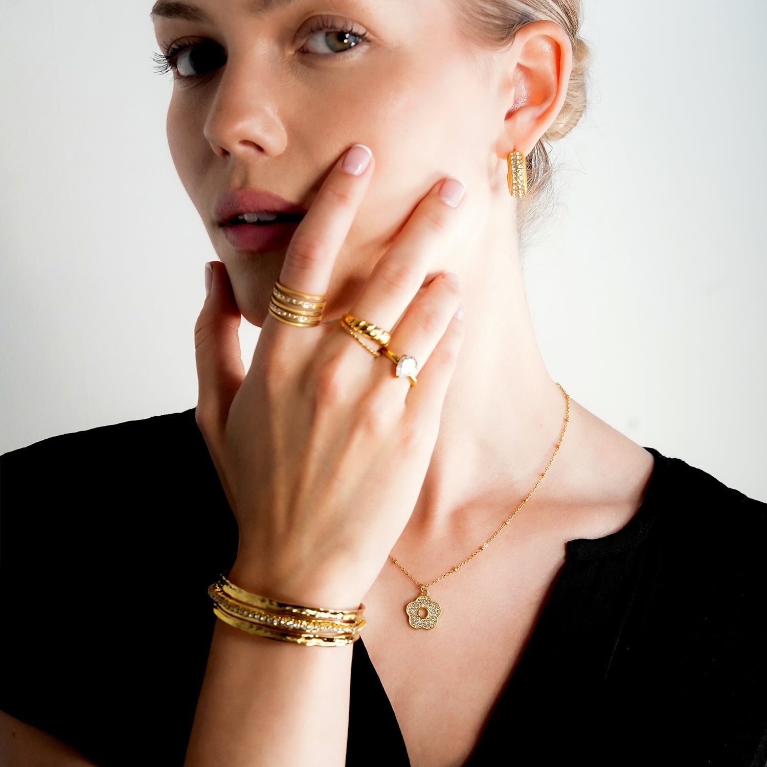 BELLINA Gold : Bracelet triple empilable avec texture, incrusté de zircons cubiques (CZ) au centre. Empilable pour plus de glamour.