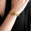 BELLINA Gold : Bracelet triple empilable avec texture, incrusté de zircons cubiques (CZ) au centre. Empilable pour plus de glamour.