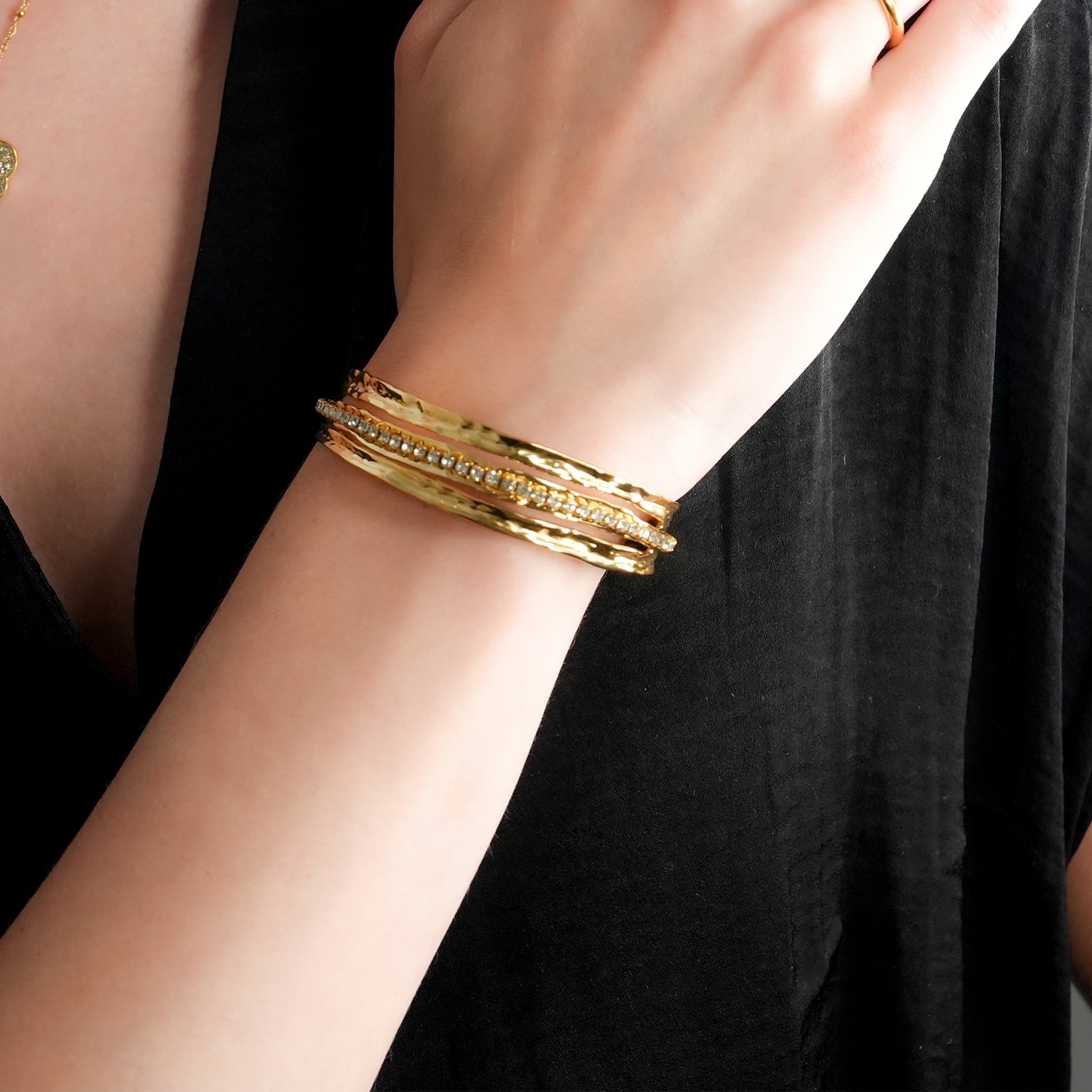 BELLINA Gold : Bracelet triple empilable avec texture, incrusté de zircons cubiques (CZ) au centre. Empilable pour plus de glamour.