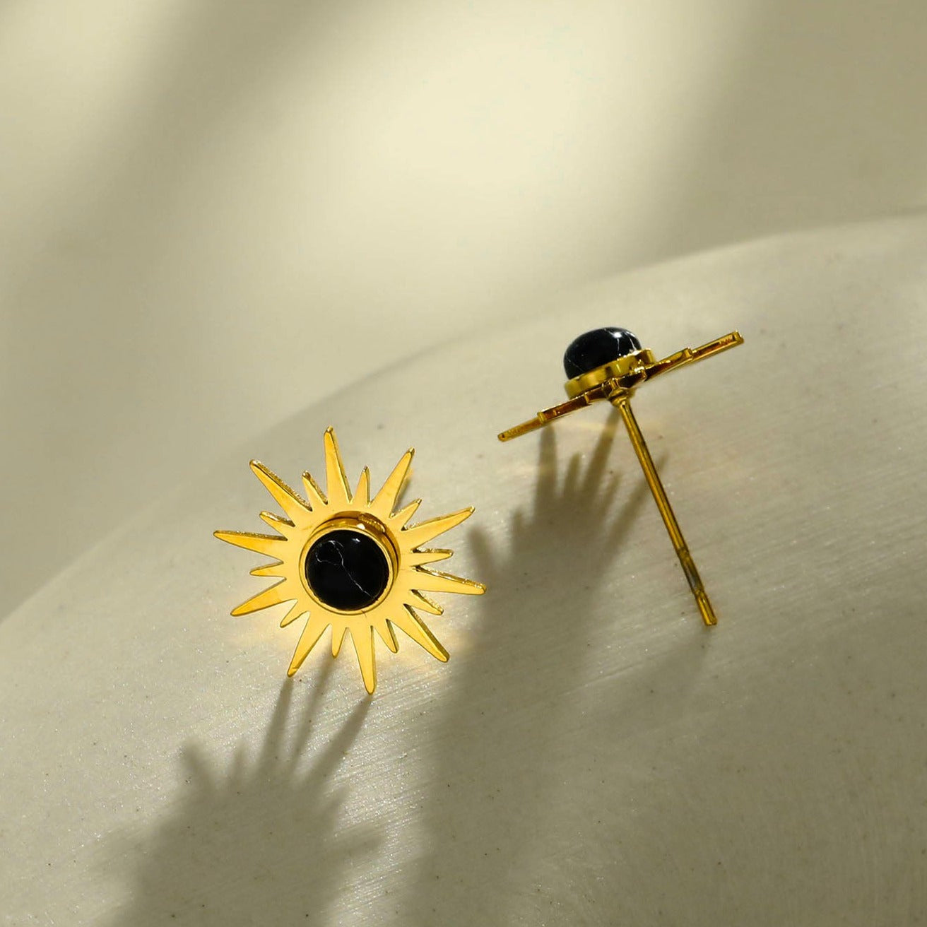 SOLE BLACK : Boucles d'oreilles à puces en pierre naturelle en forme de symbole solaire