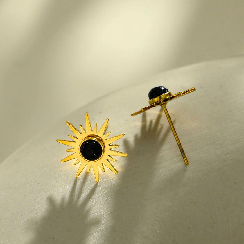 SOLE BLACK : Boucles d'oreilles à puces en pierre naturelle en forme de symbole solaire