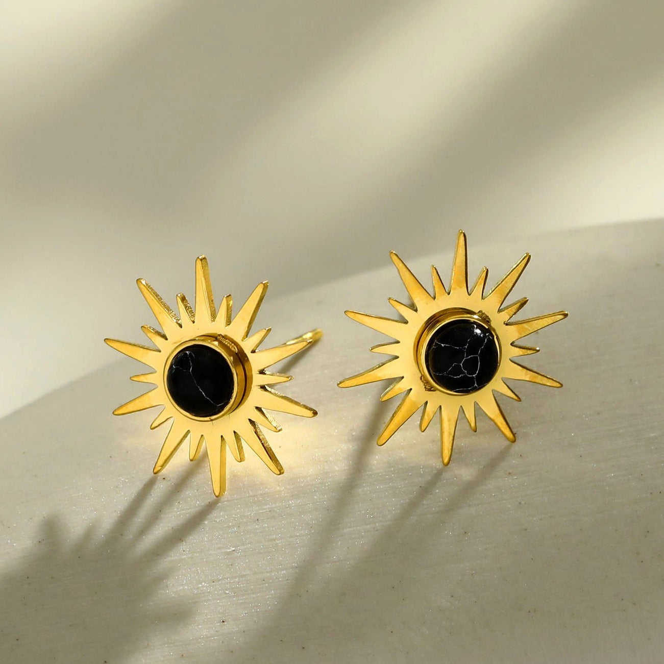 SOLE BLACK : Boucles d'oreilles à puces en pierre naturelle en forme de symbole solaire
