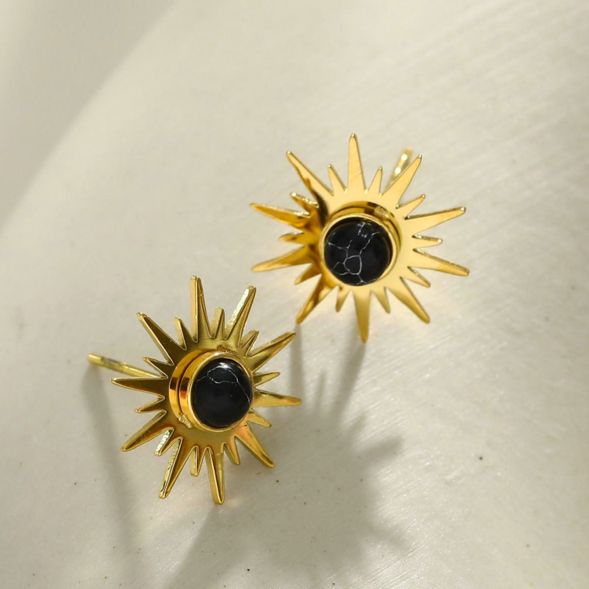 SOLE BLACK : Boucles d'oreilles à puces en pierre naturelle en forme de symbole solaire