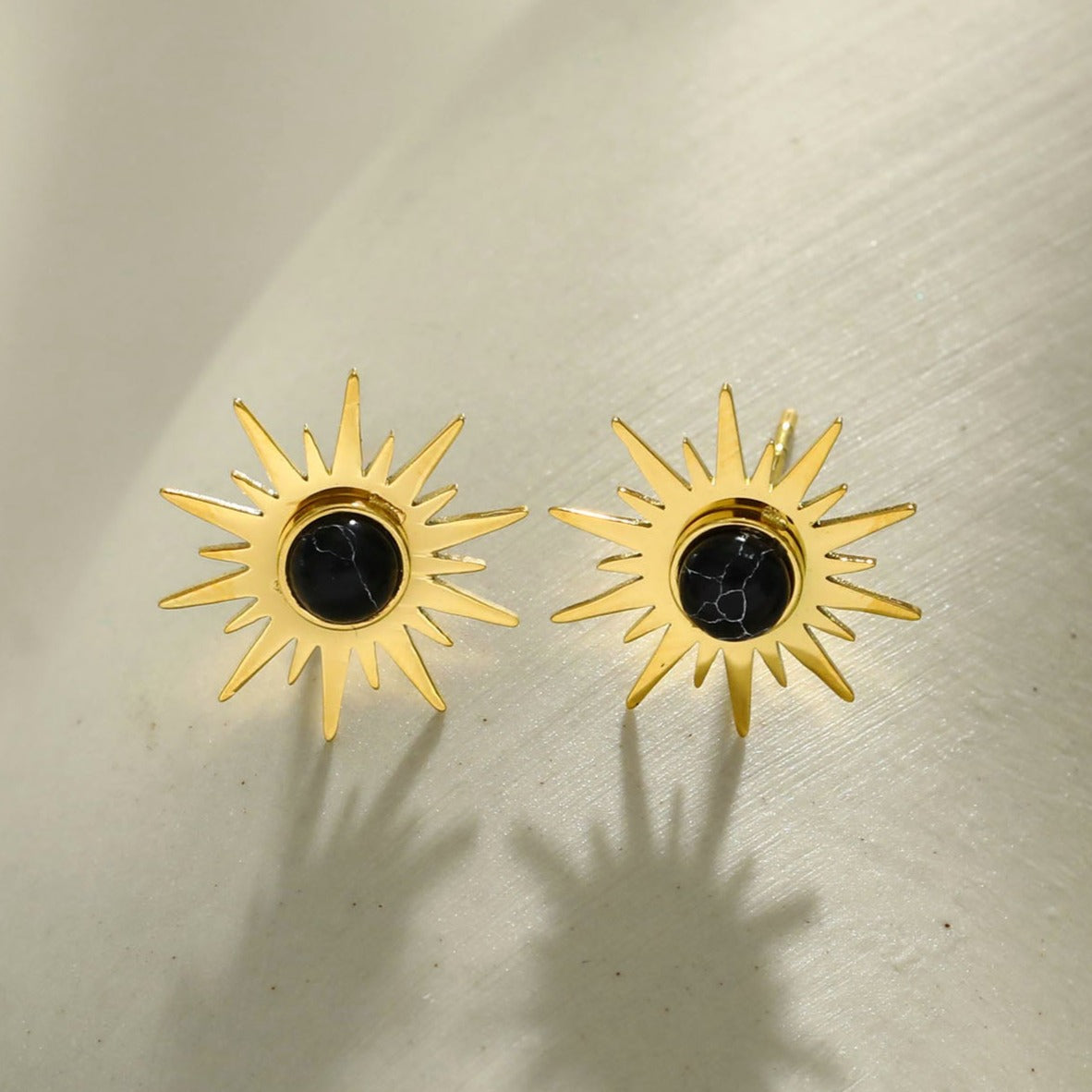 SOLE BLACK : Boucles d'oreilles à puces en pierre naturelle en forme de symbole solaire