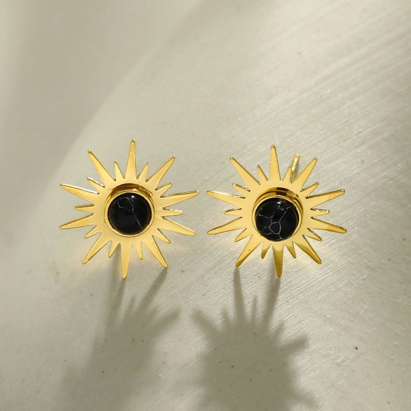 SOLE BLACK : Boucles d'oreilles à puces en pierre naturelle en forme de symbole solaire