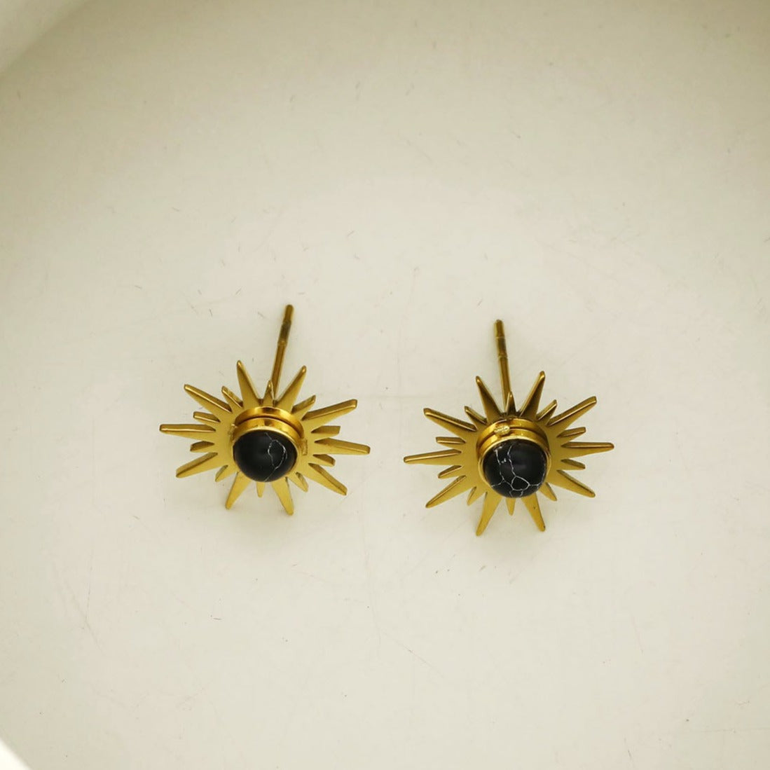 SOLE BLACK : Boucles d'oreilles à puces en pierre naturelle en forme de symbole solaire