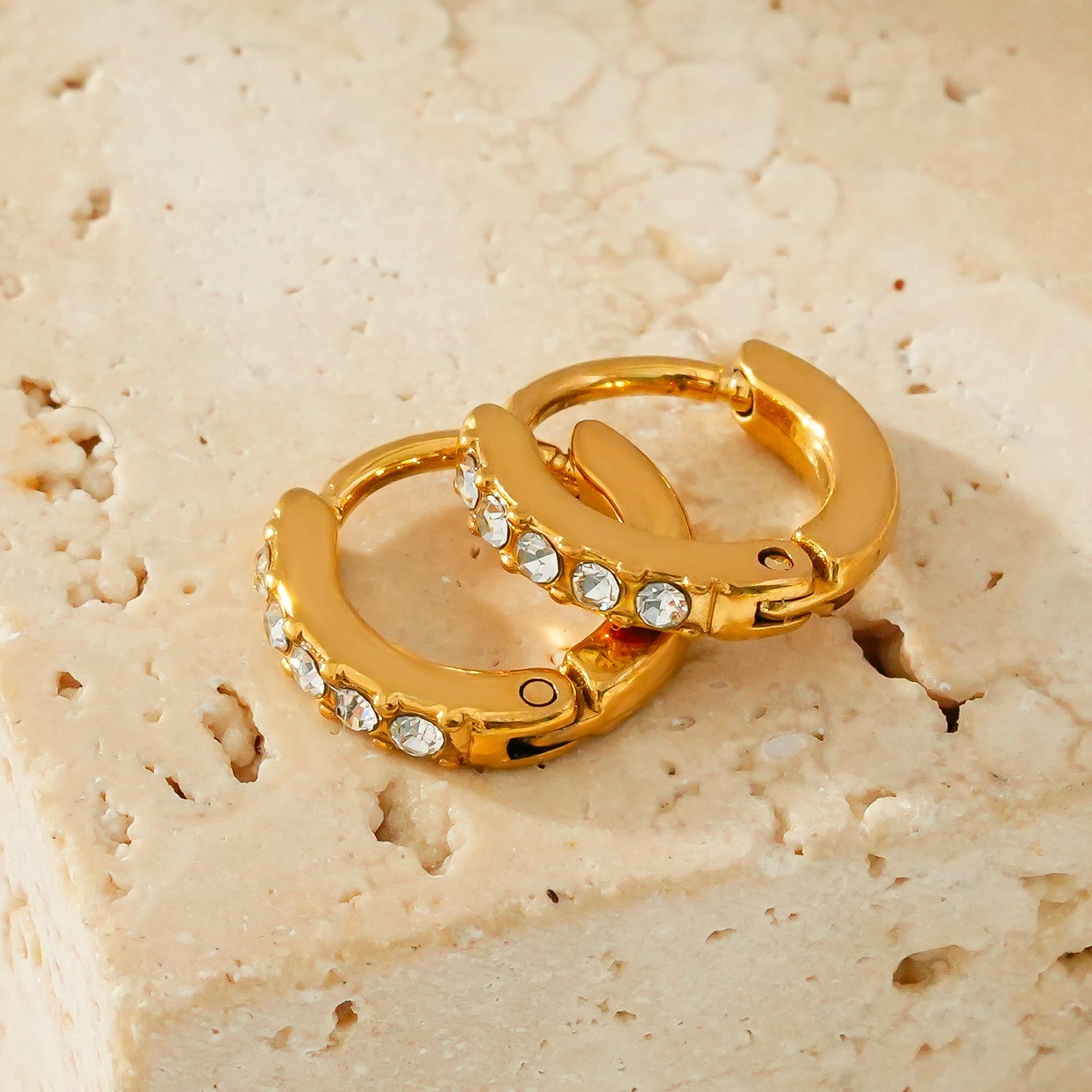 Blijde Gold : Boucles d'oreilles mini créoles à une rangée de zircons (CZ) pavés.