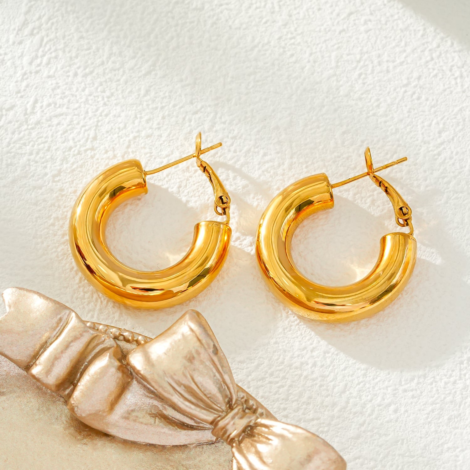 BLYDE Gold : Boucles d'oreilles mini-cercles semi-larges (2,5 cm)