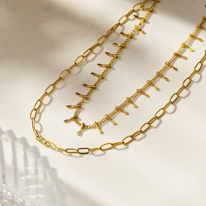 BRONTE : Collier à 2 chaînes superposées avec chaîne minimaliste à maillons plats et chaîne à crochet décorative.