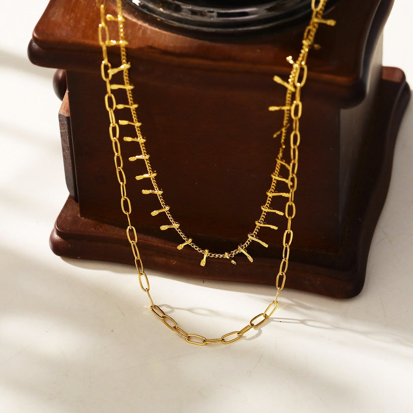 BRONTE : Collier à 2 chaînes superposées avec chaîne minimaliste à maillons plats et chaîne à crochet décorative.