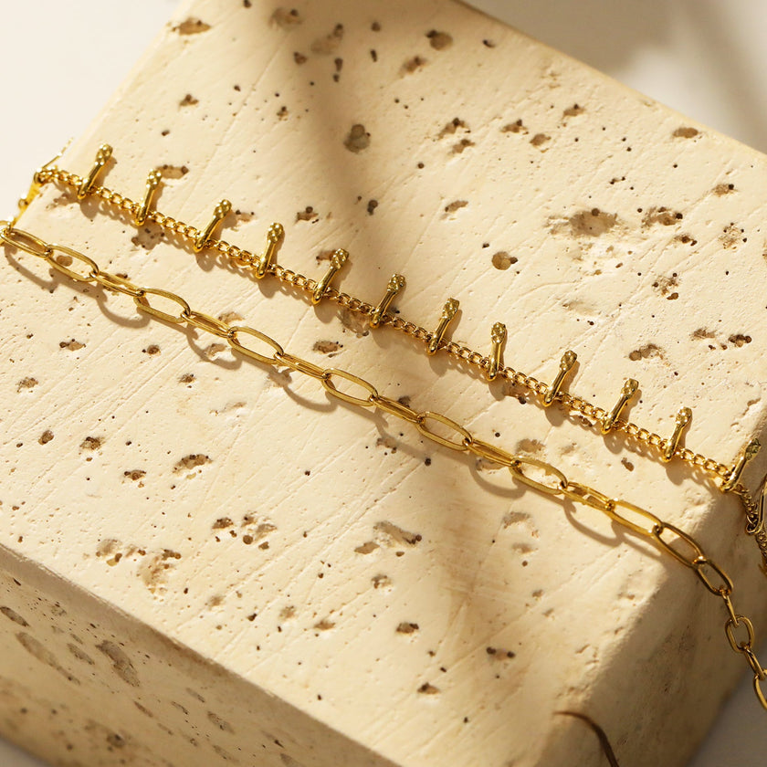 BRONTE : Collier à 2 chaînes superposées avec chaîne minimaliste à maillons plats et chaîne à crochet décorative.