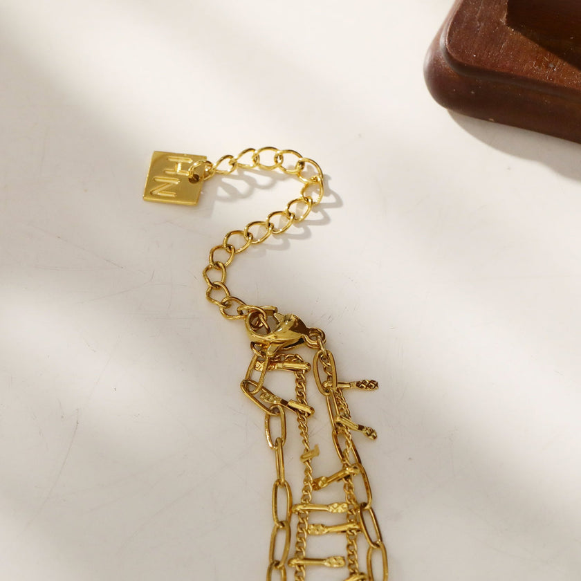 BRONTE : Collier à 2 chaînes superposées avec chaîne minimaliste à maillons plats et chaîne à crochet décorative.