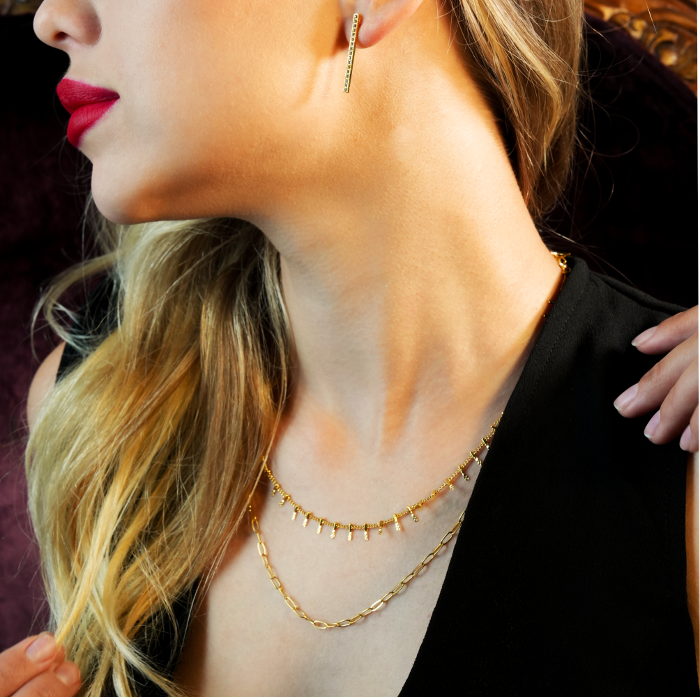 BRONTE : Collier à 2 chaînes superposées avec chaîne minimaliste à maillons plats et chaîne à crochet décorative.