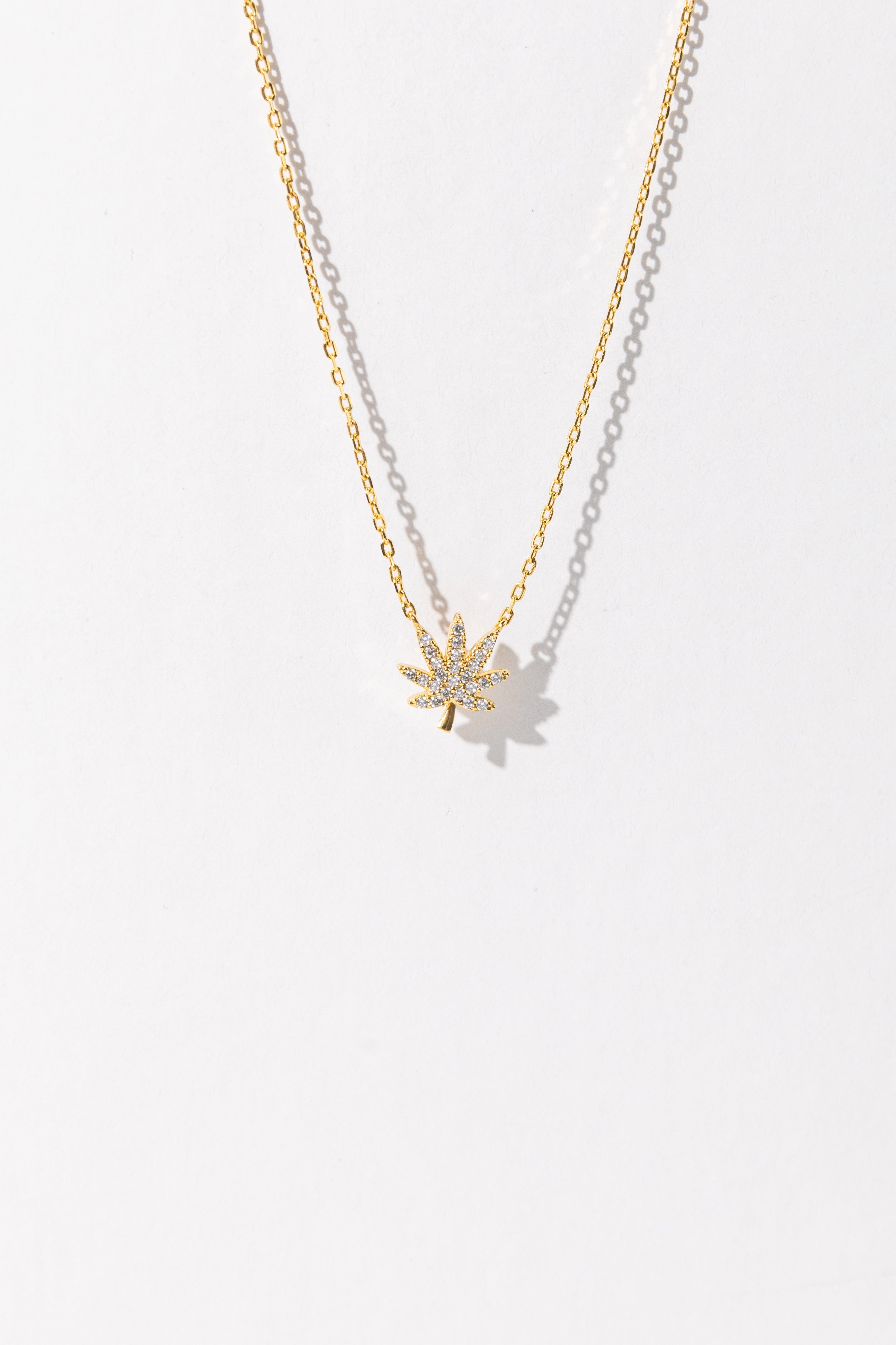 18K GOLD CANNABIS LEAF NECKLACE