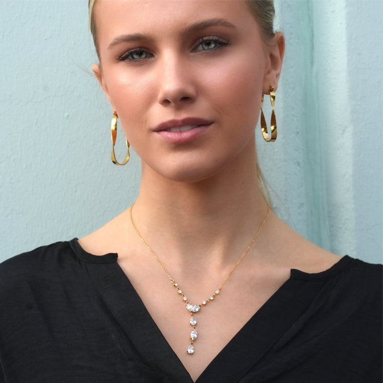 Style BUCKIE : Collier avec plusieurs pendentifs et chaîne en zircone.