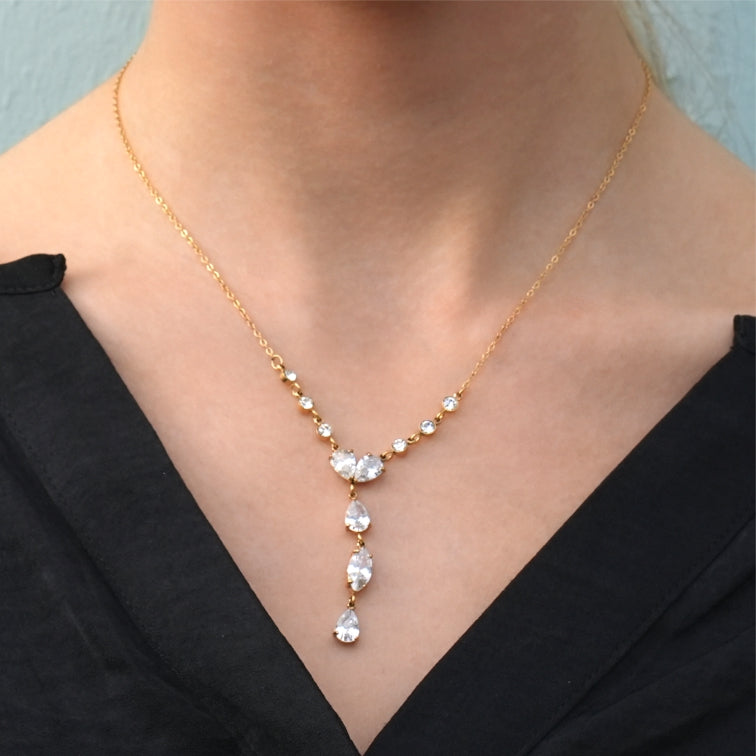 Style BUCKIE : Collier avec plusieurs pendentifs et chaîne en zircone.