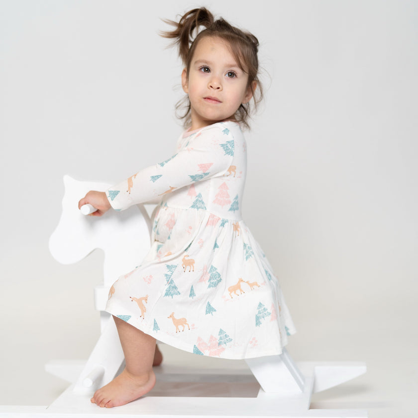 Robe longue à manches évasées en jersey de bambou avec culotte intégrée (imprimé forêt de cerfs)