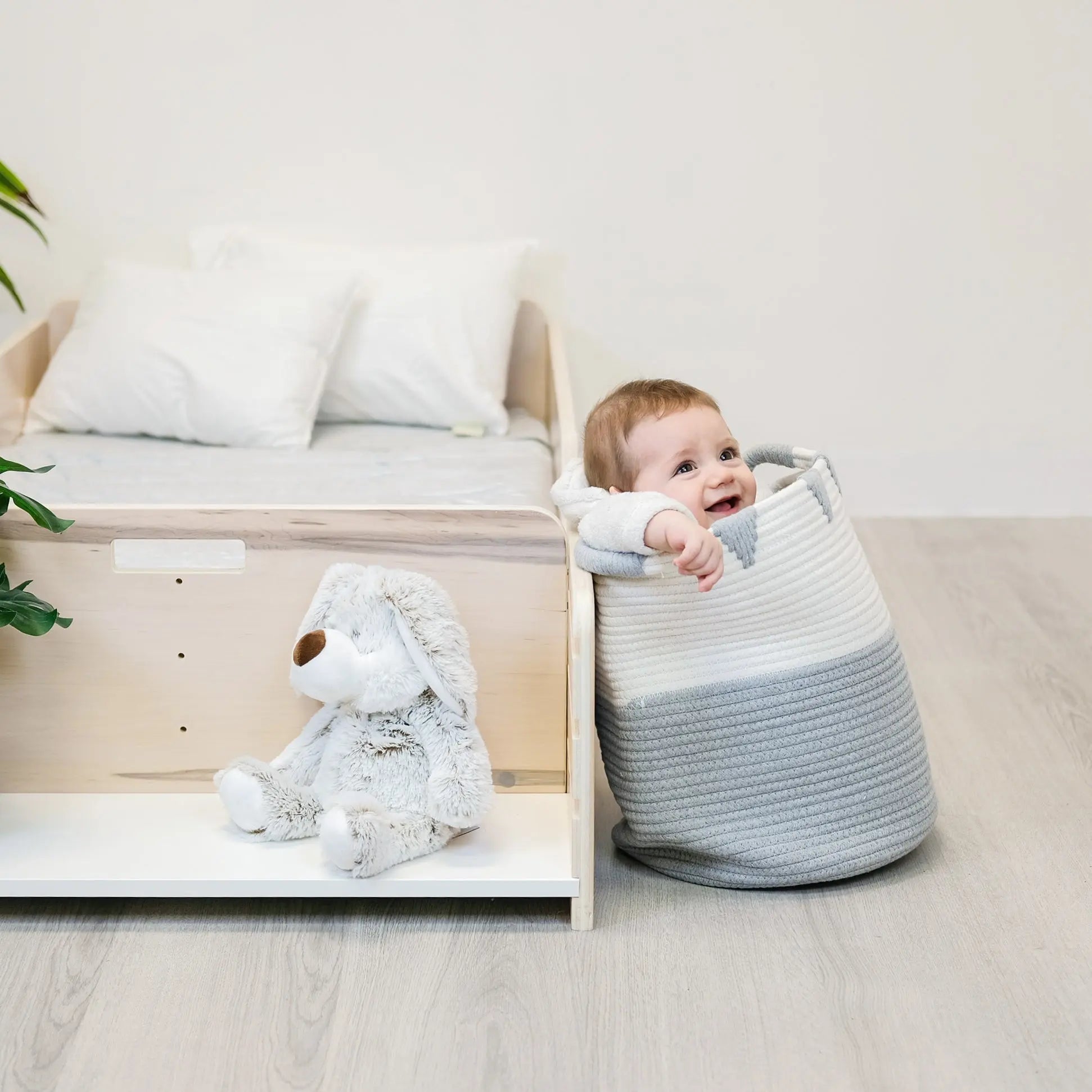 APPLE CRIB - Lit Montessori au sol avec barrières et étagères