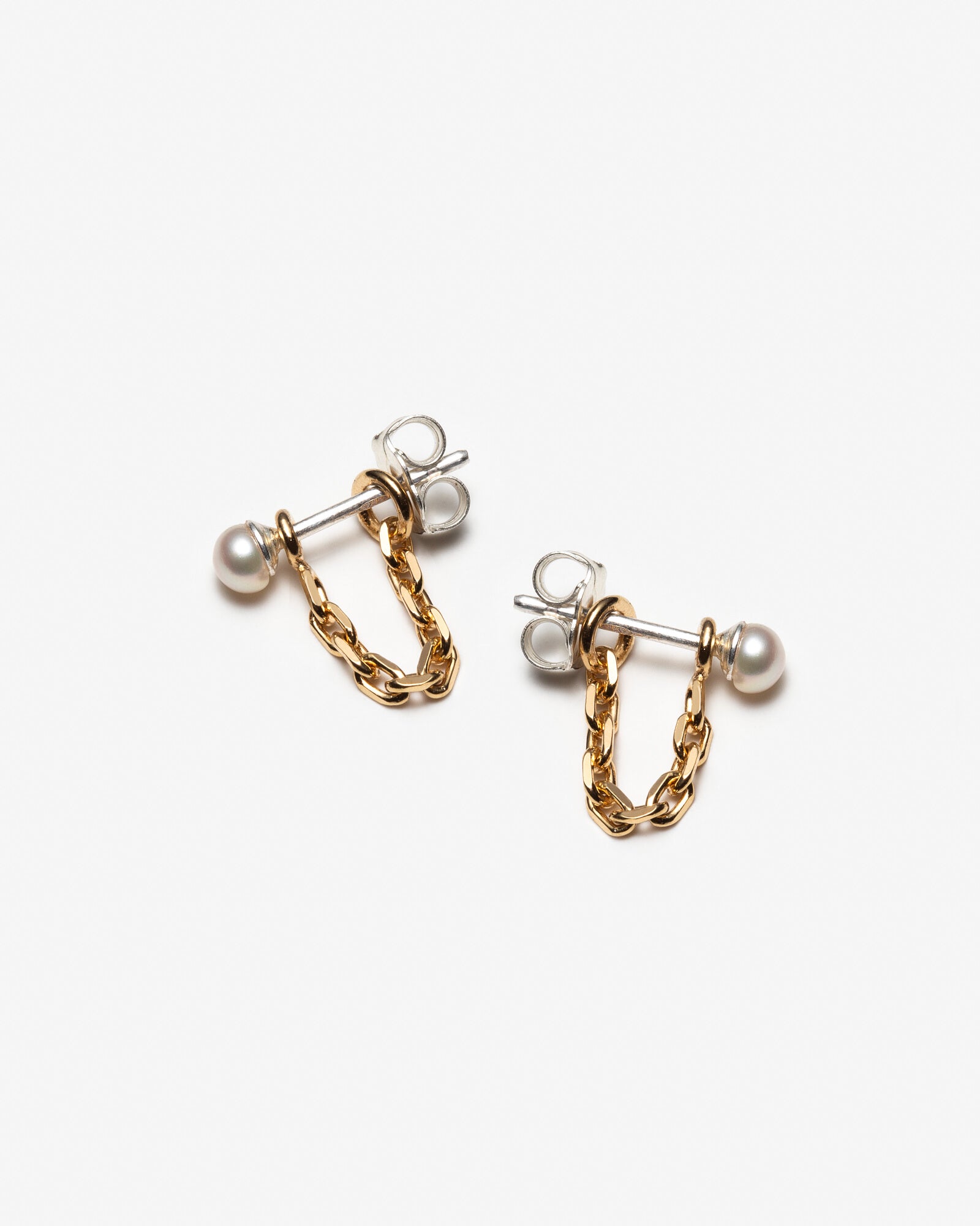 Boucles d’oreilles avec chaines pendantes et petites perles