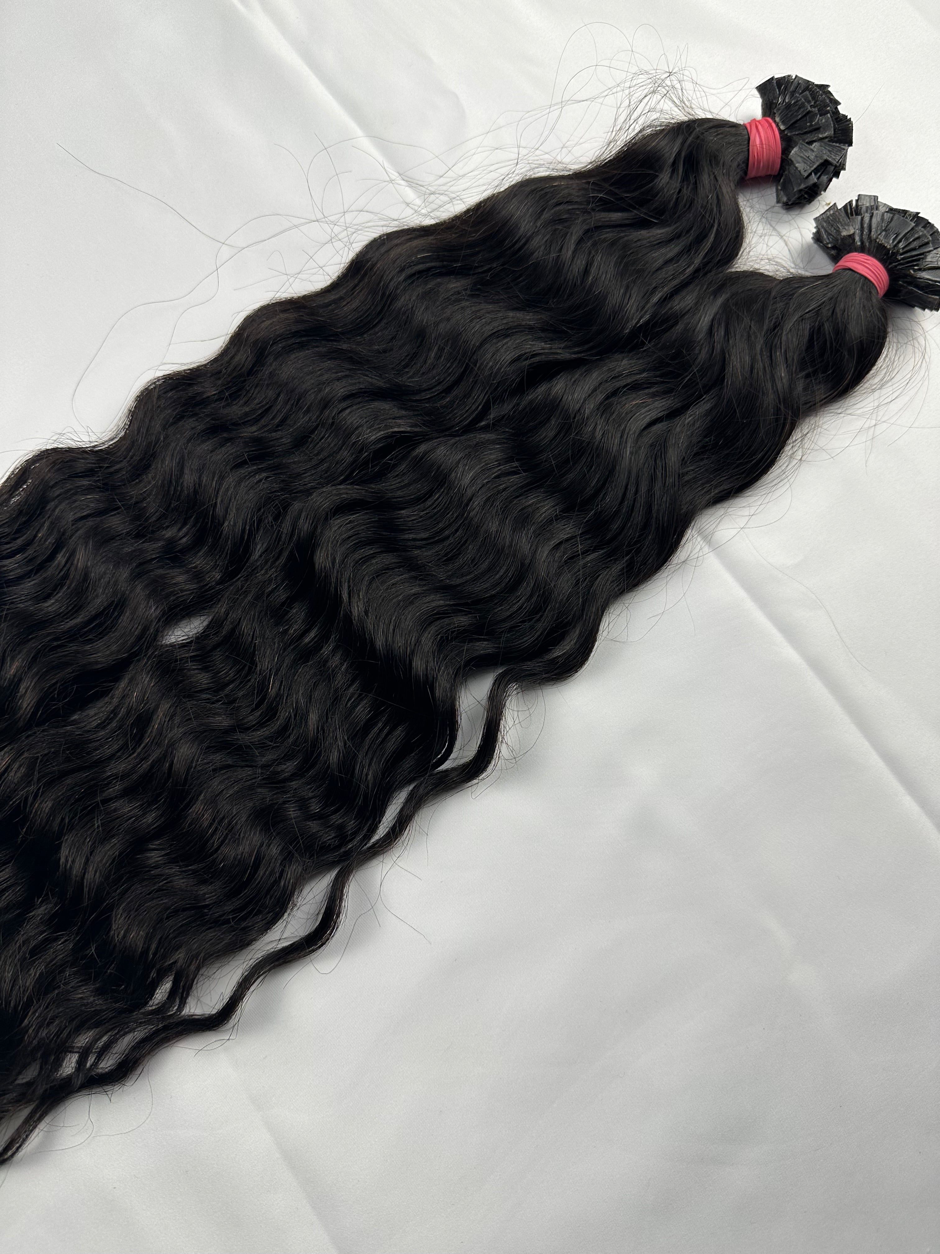Extensions de cheveux indiens vierges, bouclés, lâchement attachés en point plat.