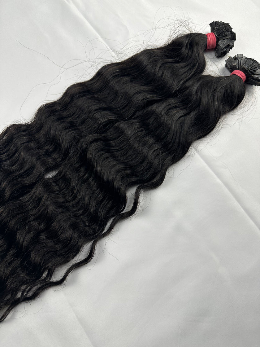Extensions de cheveux indiens vierges, bouclés, lâchement attachés en point plat.