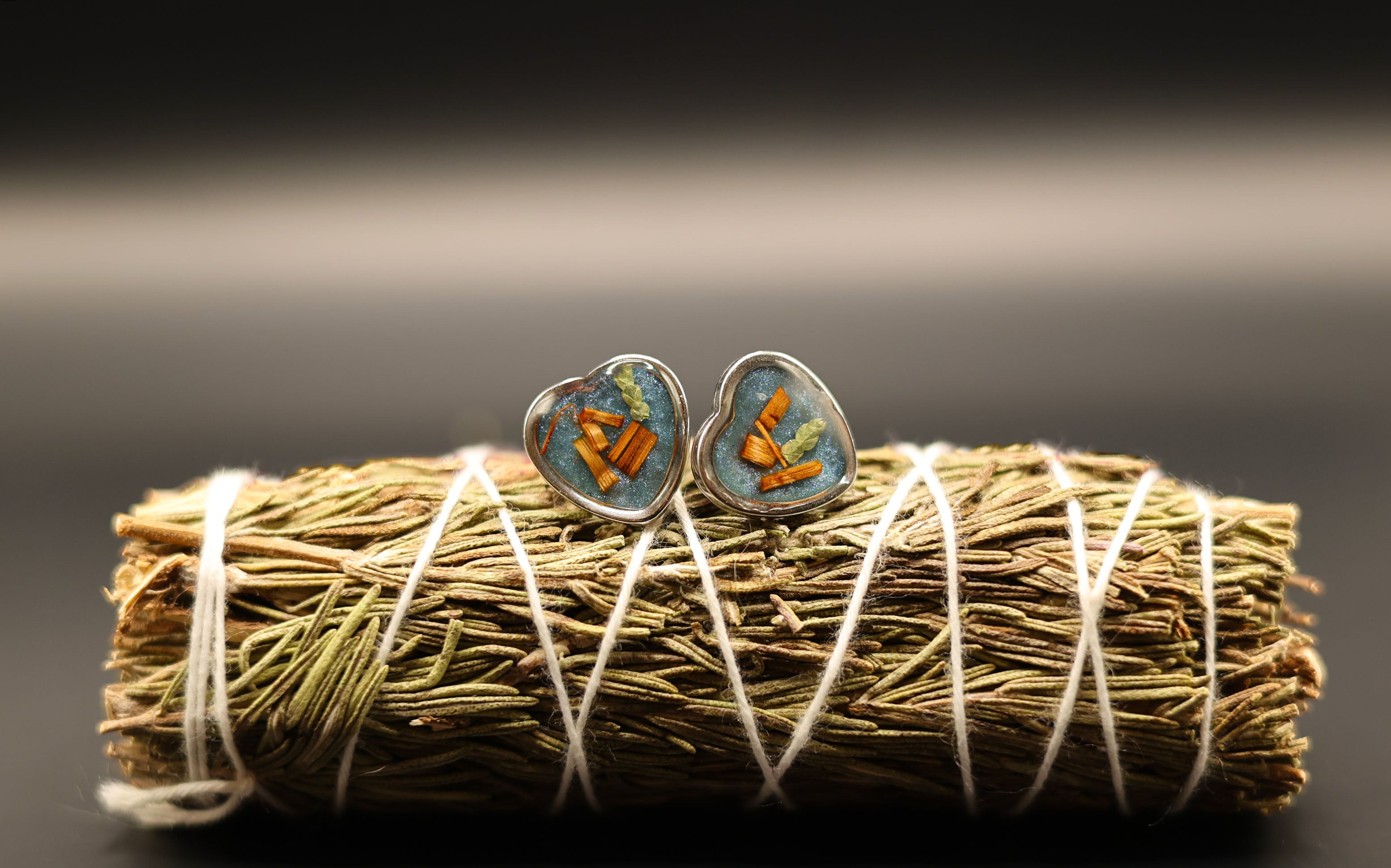 Heart- th'á:le Studs