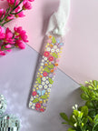 Marque-page floral printanier avec une abeille