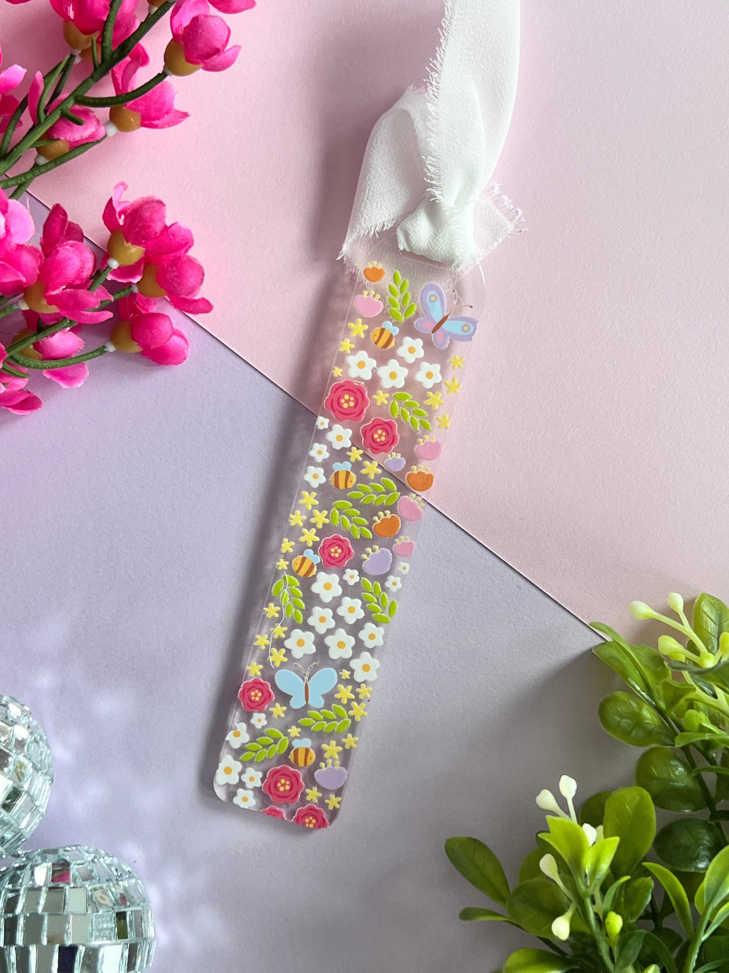 Marque-page floral printanier avec une abeille