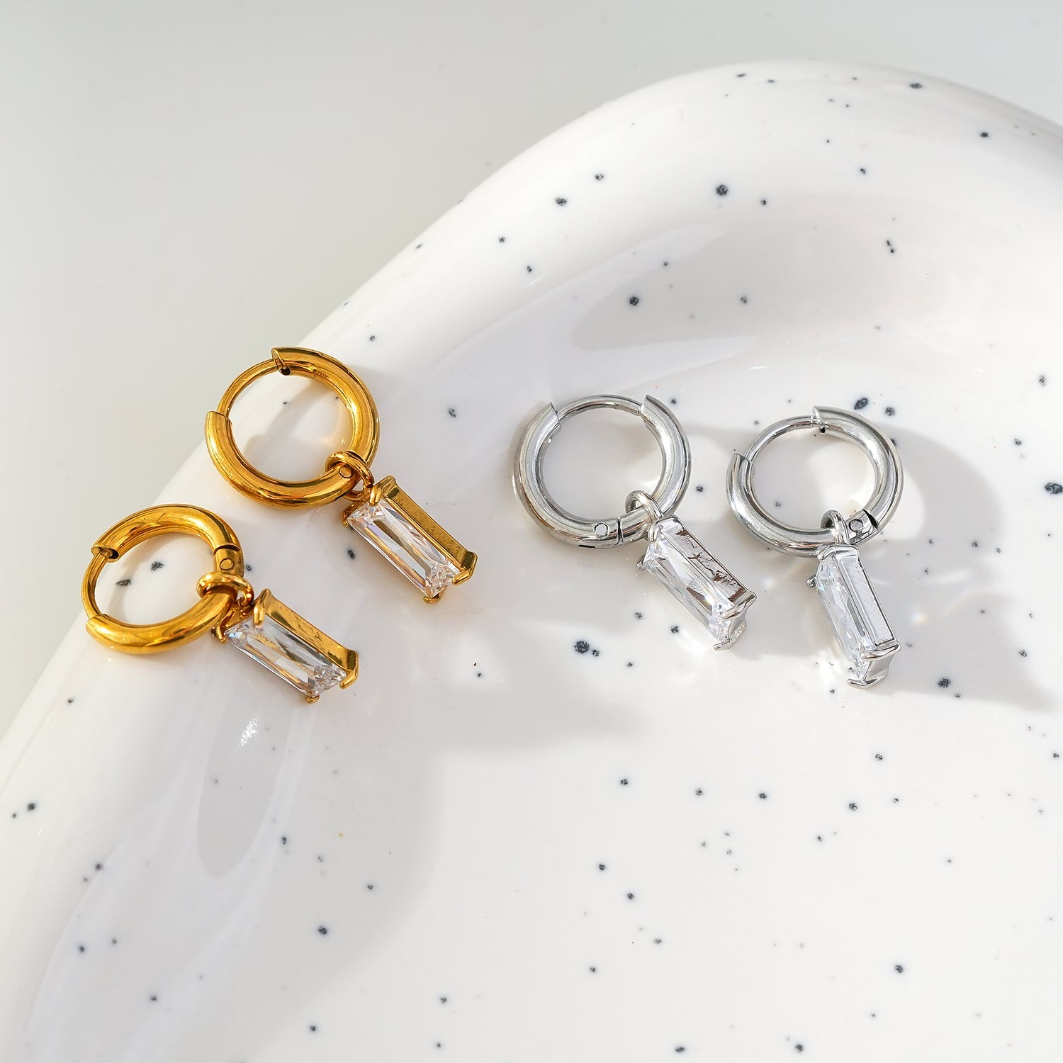 Style CACA Or Blanc (Couleur Argent) : Boucles d’oreilles pendantes en forme de cercle avec cristaux transparents incrustés, inspirées du style vintage.