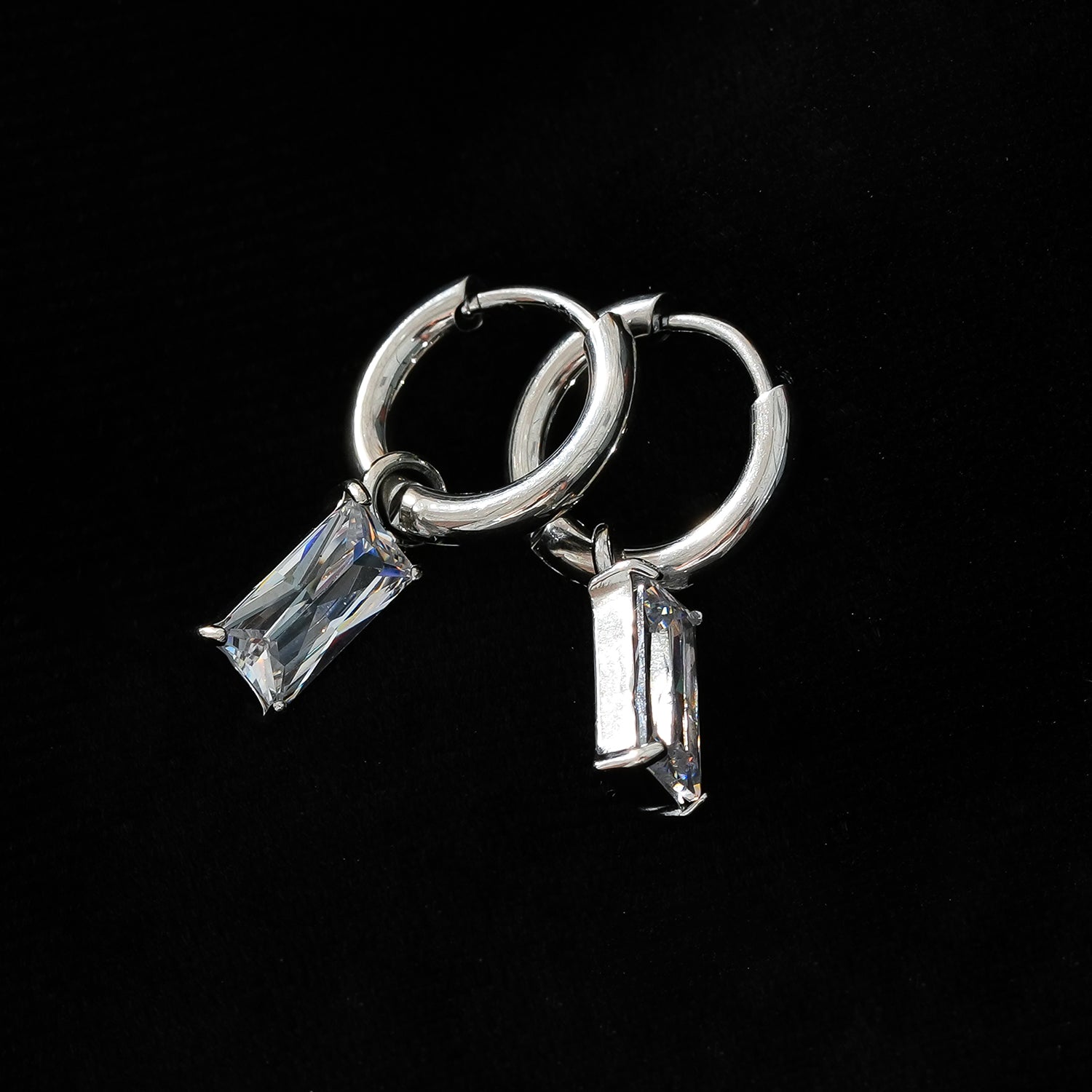Style CACA Or Blanc (Couleur Argent) : Boucles d’oreilles pendantes en forme de cercle avec cristaux transparents incrustés, inspirées du style vintage.
