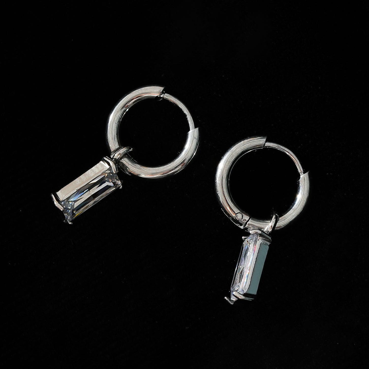 Style CACA Or Blanc (Couleur Argent) : Boucles d’oreilles pendantes en forme de cercle avec cristaux transparents incrustés, inspirées du style vintage.