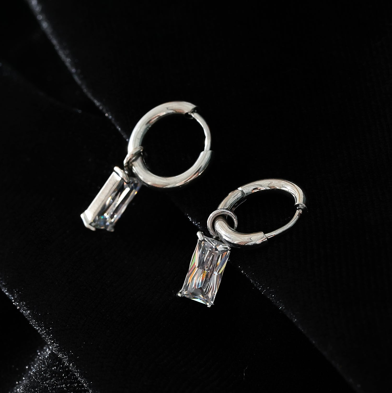 Style CACA Or Blanc (Couleur Argent) : Boucles d’oreilles pendantes en forme de cercle avec cristaux transparents incrustés, inspirées du style vintage.