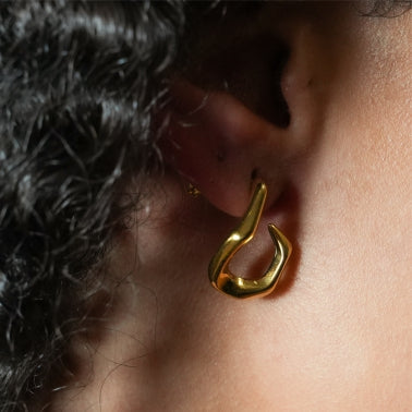 Boucles d'oreilles créoles abstraites en forme de CAGLIO, en or.
