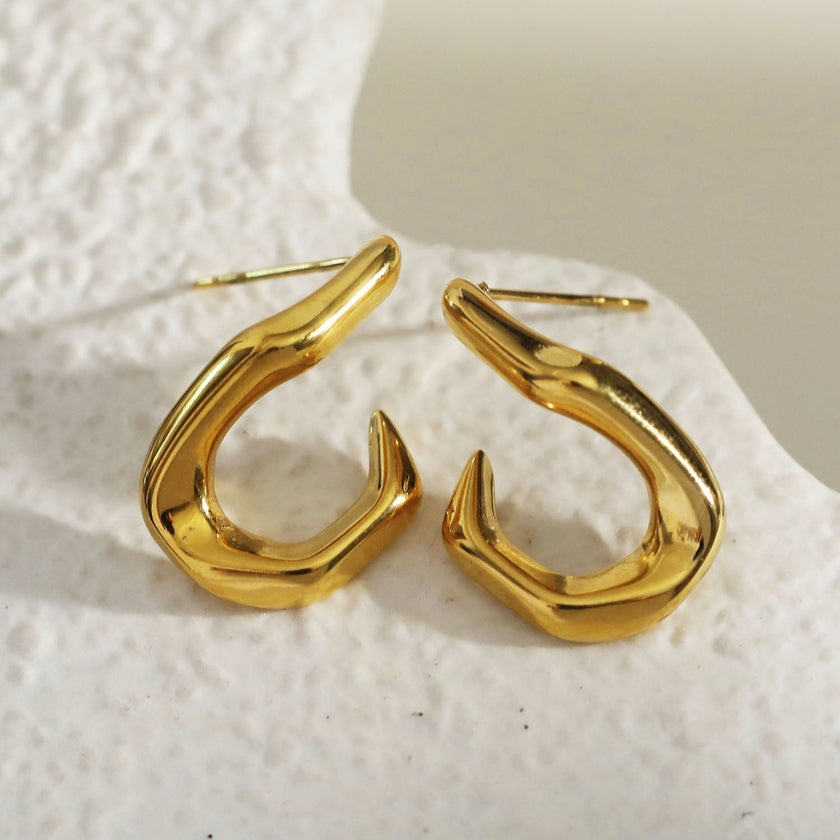 Boucles d'oreilles créoles abstraites en forme de CAGLIO, en or.