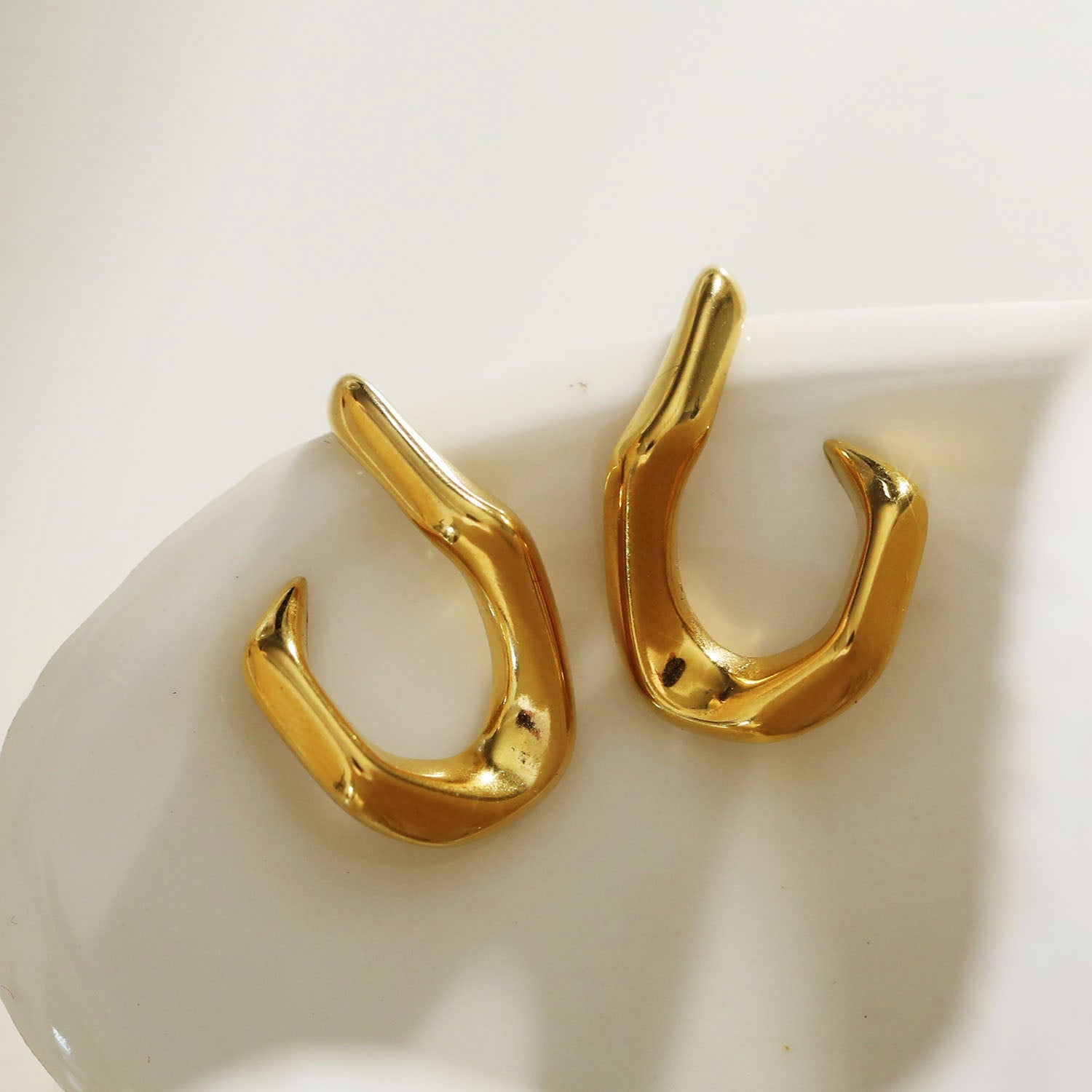 Boucles d'oreilles créoles abstraites en forme de CAGLIO, en or.
