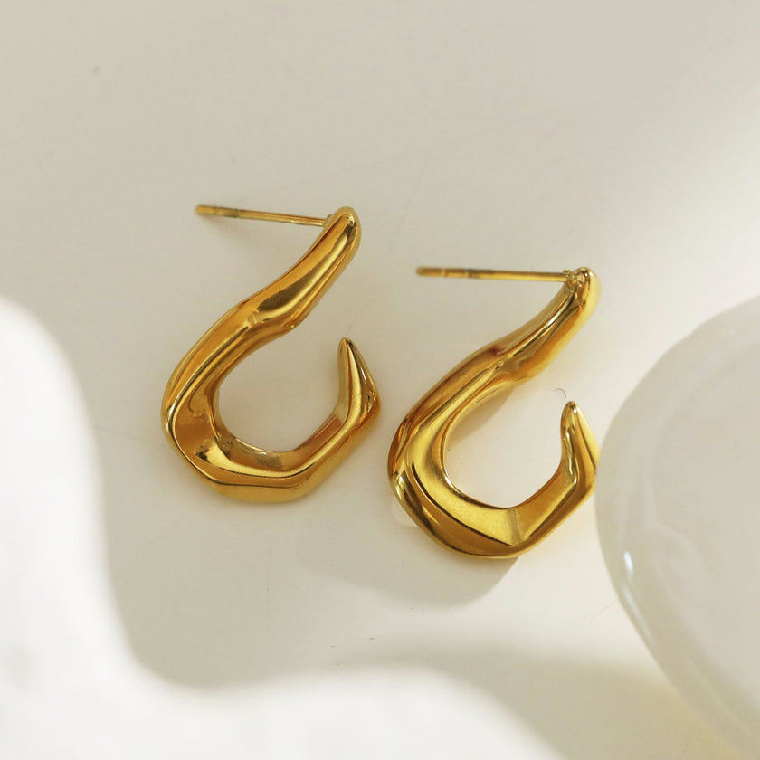 Boucles d'oreilles créoles abstraites en forme de CAGLIO, en or.