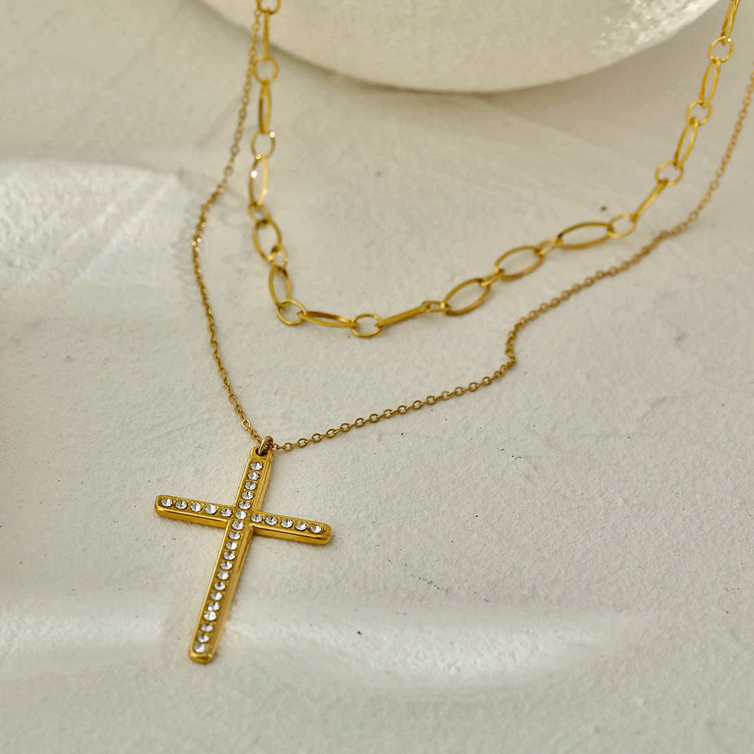 CAMILA : Collier à double chaîne avec pendentif croix classique serti de zircons.