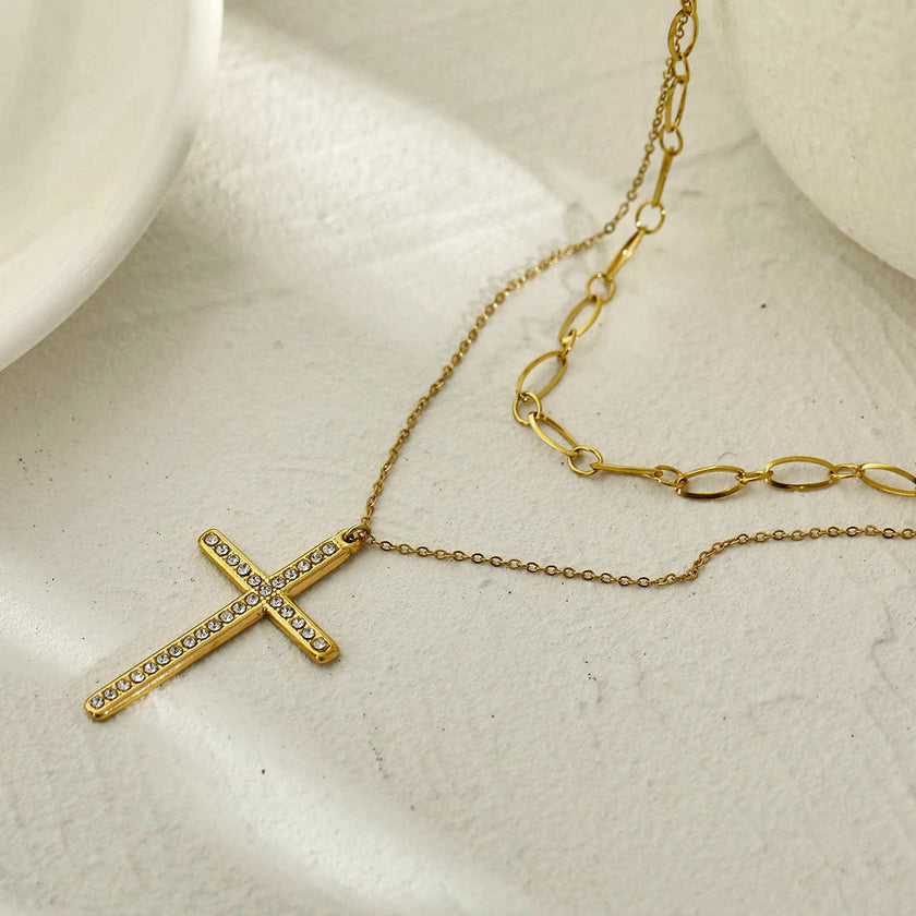 CAMILA : Collier à double chaîne avec pendentif croix classique serti de zircons.