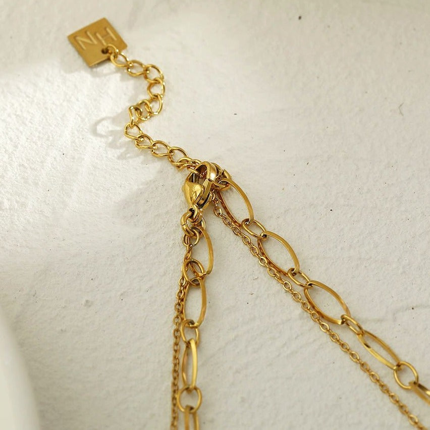 CAMILA : Collier à double chaîne avec pendentif croix classique serti de zircons.