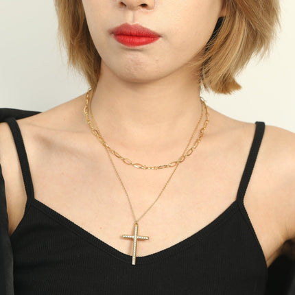 CAMILA : Collier à double chaîne avec pendentif croix classique serti de zircons.